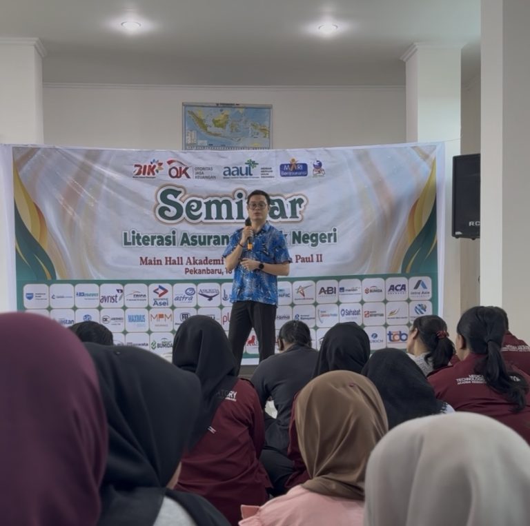 Mahasiswa Antusias Ikuti Seminar Literasi Asuransi Untuk Negeri di Akademi Kesehatan John Paul II Pekanbaru